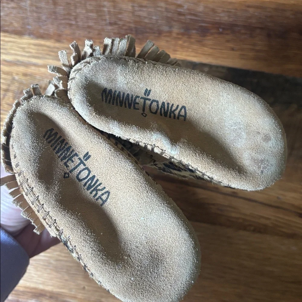 Minnetonka Baby/Toddler Leopard Print Fringe Moccasin - Tan size 4